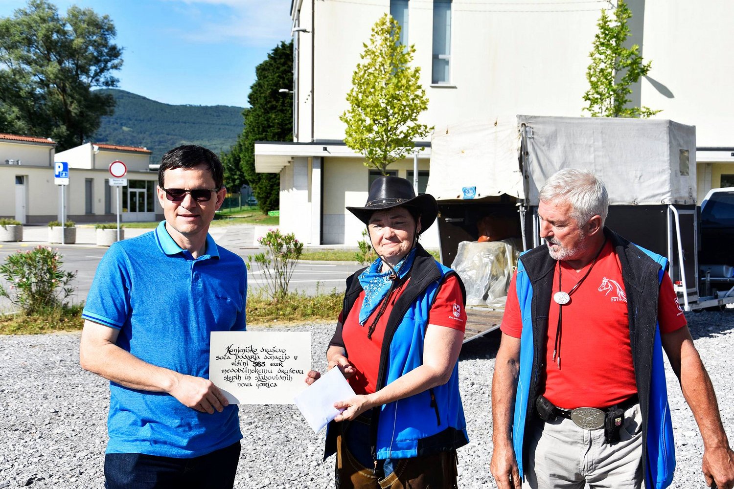 Na fotografiji so predsednik Društva MDSS Nova Gorica ter predstavnika Konjeniškega društva Soča med predajo donacije.